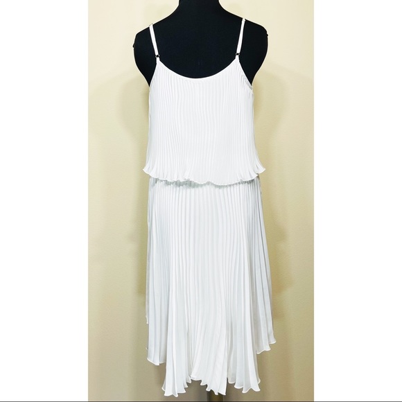Never worn Cache tiered pleated hi-low midi dress size L - Picture 3 of 7